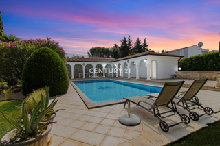 POREČ, 7 KM, AMPIA VILLA CON 5 CAMERE DA LETTO E GRANDE PISCINA CIRCONDATA DA PIANTE MEDITERRANEE