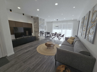 POREČ, APPARTAMENTO TRILOCALE, 800 M DAL MARE