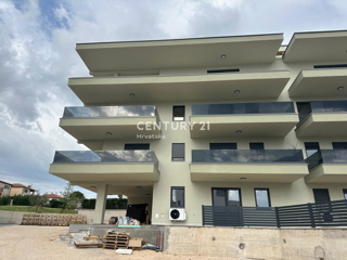 POREČ, IN VENDITA APPARTAMENTO CON TRE CAMERE DA LETTO AL SECONDO PIANO, VISTA MARE, A 1500 M DAL MARE