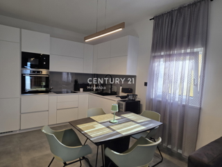 CRIKVENICA, 7 KM, APPARTAMENTO AL PIANO TERRA, NUOVAMENTE RISTRUTTURATO E COMPLETAMENTE ARREDATO, 1 S + DB