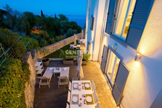 LOVRAN, APPARTAMENTO SU DUE LIVELLI CON VISTA MARE, A 100 M DALLA SPIAGGIA E A 800 M DAL CENTRO STORICO DELLA CITTÀ