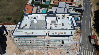 POREČ, IN VENDITA APPARTAMENTO DI LUSSO CON TRE CAMERE DA LETTO AL TERZO PIANO, TERRAZZA SUL TETTO, VISTA MARE, A 1500 M DAL MARE