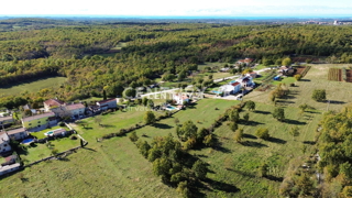 POREČ, VIŠNJAN, TERRENO EDIFICABILE IN POSIZIONE TRANQUILLA