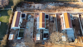 LABIN, VILLA NUOVA CON PISCINA E 4 CAMERE DA LETTO