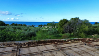UMAG, DUPLEX CON VISTA PANORAMICA SUL MARE E SULLE DOLOMITI