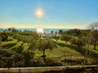 UMAG, DUPLEX CON VISTA PANORAMICA SUL MARE E SULLE DOLOMITI