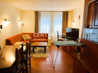 POREČ, VENDESI APPARTAMENTO DUE LOCALI, CENTRO CITTÀ A 100 M DAL MARE