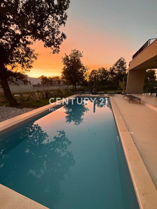 POREČ, 7 KM, NUOVA COSTRUZIONE CON TRE CAMERE DA LETTO E PISCINA