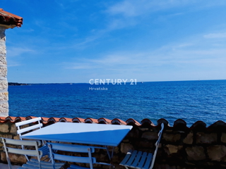 NOVIGRAD, DINTORNI, CASA IN PRIMA FILA SUL MARE