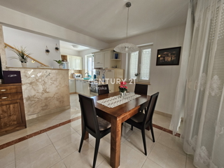 POREČ, APPARTAMENTO DUE LOCALI CON GARAGE, A 800 M DAL MARE, VISTA MARE