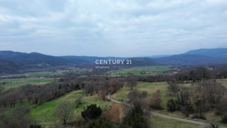 ISTRA, BOLJUN, RUDERE IN PIETRA CON AMPIO TERRENO E VISTA APERTA SULLA NATURA