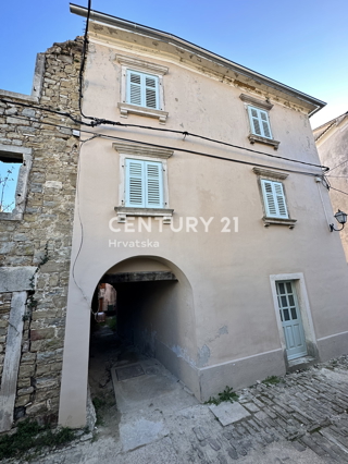 OPRTALJ, CASA IN PIETRA PARZIALMENTE RISTRUTTURATA SU QUATTRO PIANI NEL CENTRO DELLA CITTÀ VECCHIA