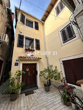 POREČ, CENTRO, POSIZIONE ECCELLENTE, CASA A SCHIERA CON DUE APPARTAMENTI SEPARATI