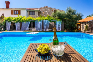 ROVINJ, VENDESI CASA CON TRE UNITÀ ABITATIVE CON PISCINA E TERRENO AGRICOLO