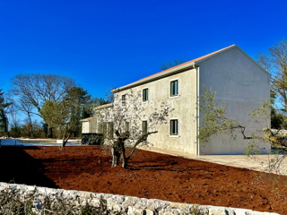 GROŽNJAN, DINTORNI, NUOVA VILLA IN POSIZIONE STRATEGICA