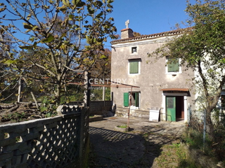 Labin, Kršan, Casa e edificio agricolo da ristrutturare
