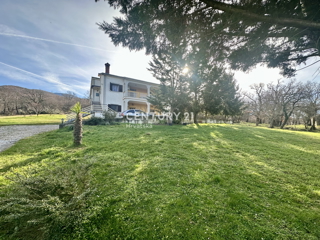 LABIN, KRŠAN, CASA CON DUE APPARTAMENTI E AMPIO GIARDINO IN POSIZIONE TRANQUILLA