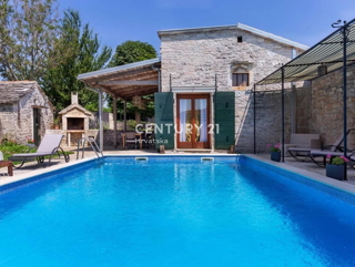GRAČIŠĆE, VILLA IN PIETRA CON PISCINA NEL CUORE DELL’ISTRIA
