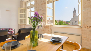 SVETVINČENAT, AMPIO APPARTAMENTO CON TERRAZZA SUL TETTO - VISTA MARE E LOCALE COMMERCIALE