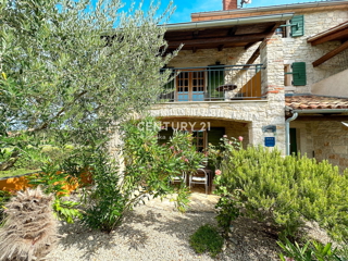 POREČ, 4 KM, RISTRUTTURATA CASA IN PIETRA A SCHIERA CON CORTILE