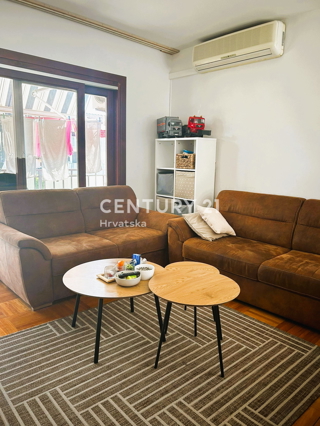 POREČ, VENDESI APPARTAMENTO DUE LOCALI AL PRIMO PIANO, OTTIMA POSIZIONE