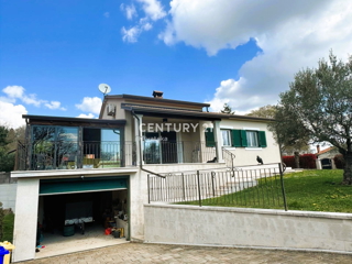 KRINGA, CASA CON PISCINA E AMPIO GIARDINO IN POSIZIONE TRANQUILLA