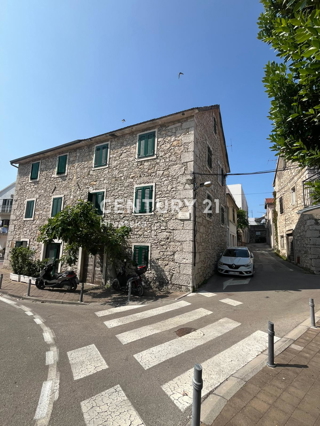 Vodice, casa in pietra nel centro del paese