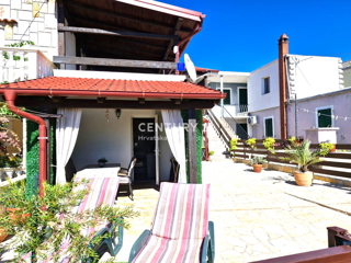 Vrsi - vicino a Nin - casa con appartamenti, più terreno con garage e vista mare