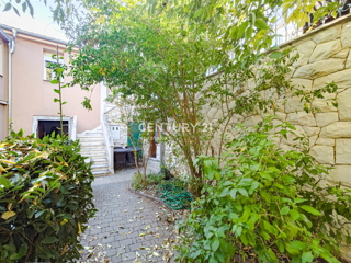 BIOGRAD NA MORU, CENTRO, DOPPIA VILLA SU 3 PIANI, CON PICCOLO GIARDINO