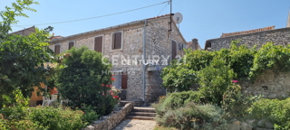 Casa con ampio garage e dependance nel centro di Tkon, a 70 m dalla spiaggia