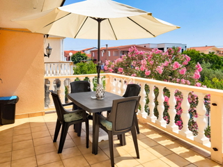 Vir, Bobovik: Casa con due appartamenti, cortile, cantina, deposito - 135 m dal mare