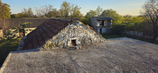 due case più piccole con edifici accessori e un enorme cortile