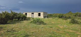 Si vende una casa vecchia isolata su un terreno edificabile di superficie totale di 1.200 m2