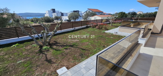 Turanj, appartamento al piano terra con giardino e vista mare, nuova costruzione di 225 m2 lordi, 90,65 m2 netti.