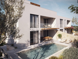 Vodice, casa con vista: piscina, terrazza sul tetto e parcheggio in zona tranquilla