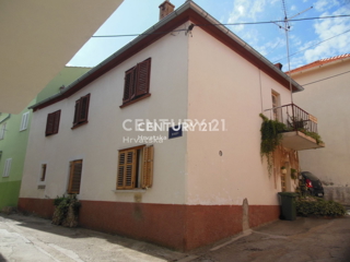 KALI, casa nel centro del paese tra la chiesa, il comune e il mare