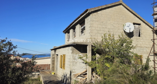 Tkon, isola di Pašman, casa a due piani incompleta con vista mare su ampio terreno