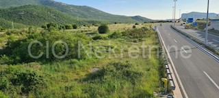 Dugopolje, terreno edificabile con permesso nella zona commerciale, in vendita