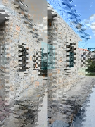 Brač, Donji Humac, Casa in pietra, in vendita