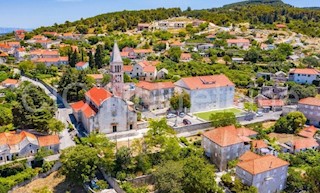 Brač, Nerežišća, terreno edificabile con fabbricato, vendita