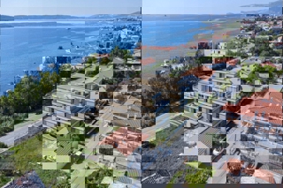 Kaštel Sućurac, appartamento con tre camere da letto, prima fila al mare, nuova costruzione