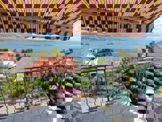 Trogir, appartamento con due camere da letto e posto auto, in vendita