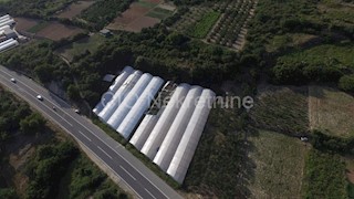 Trogir, terreno edificabile lungo la strada, in vendita