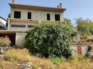 Brač, Gornji Humac, casa indipendente da ristrutturare, vendita