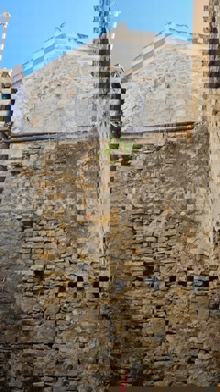 Kaštel Sućurac, vecchia casa in pietra da ristrutturare, in vendita