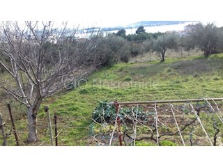 Kaštel Sućurac, terreno agricolo con un cottage, vendita