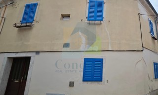 Poreč, centro, Casa da ristrutturare nel nucleo storico della città, a 40 m dal mare.