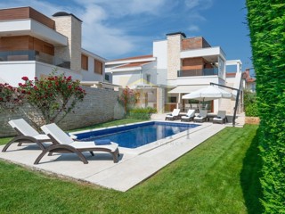 Poreč, Vabriga, Moderna lussuosa bifamiliare con piscina, 1 km dal mare