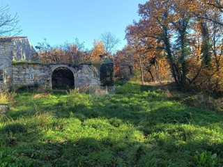 Poreč, dintorni, grande proprietà con casa da ristrutturare