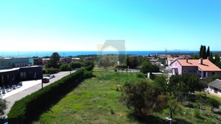 Poreč, Terreno edificabile con permesso di costruzione per 5 appartamenti, a 1 km dal mare